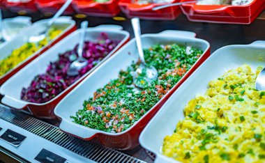 Lokantada sergilenen geleneksel levantin sebze salataları.