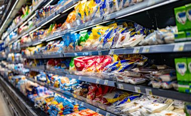 MÜZCAT, OMAN - MAR 14, 2024: Mandıra ürünleri süpermarketteki ticari bir buzdolabında satışa sunuldu