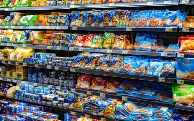 MÜZCAT, OMAN - MAR 14, 2024: Mandıra ürünleri süpermarketteki ticari bir buzdolabında satışa sunuldu