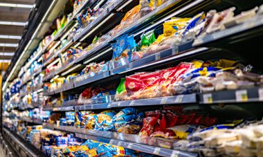 MÜZCAT, OMAN - MAR 14, 2024: Mandıra ürünleri süpermarketteki ticari bir buzdolabında satışa sunuldu