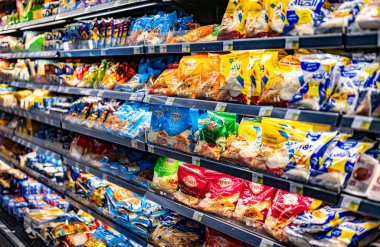 MÜZCAT, OMAN - MAR 14, 2024: Mandıra ürünleri süpermarketteki ticari bir buzdolabında satışa sunuldu