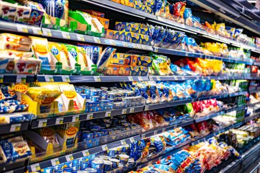 MÜZCAT, OMAN - MAR 14, 2024: Mandıra ürünleri süpermarketteki ticari bir buzdolabında satışa sunuldu