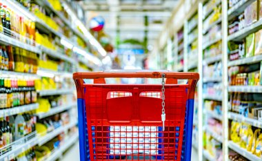 Süpermarketin rafında bir alışveriş arabası.