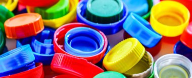 Farklı renklerde plastik şişe kapakları. Geri dönüşüm.