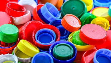 Farklı renklerde plastik şişe kapakları. Geri dönüşüm.