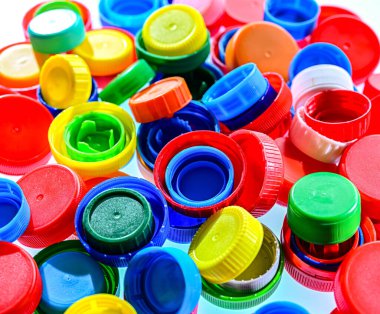 Farklı renklerde plastik şişe kapakları. Geri dönüşüm.