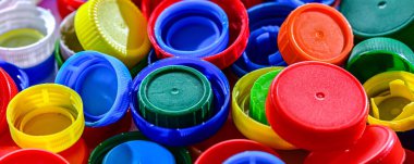 Farklı renklerde plastik şişe kapakları. Geri dönüşüm.