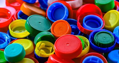 Farklı renklerde plastik şişe kapakları. Geri dönüşüm.