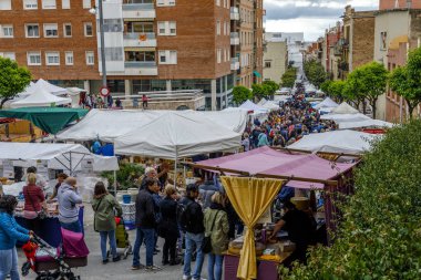 Badalona, İspanya - 13 Mayıs 2018: Tanımlanamayan bazı insanlar, Fira de L'arrop, bir Badalona, sokaklarında Ulusal partilerin en çok beklenen konumlar, 
