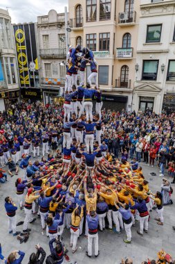 Badalona, İspanya - 13 Mayıs 2018: Tanımlanamayan bazıları Castellers denilen bir Castell veya insan Kulesi, Katalonya, tipik geleneği şehrin önemli festivaller yapın.