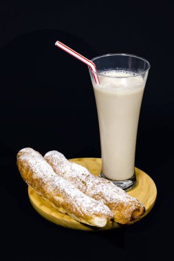 Horchata tigernuts ve şeker suyu ile yapılan bir içecektir. Yerli Valencia? İspanya, bu kez fartons olarak adlandırılan uzun ince buns ile eşliğinde ferahlatıcı bir içki olduğunu.