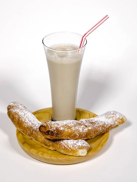 オルチャータは Tigernuts と砂糖のジュース 飲み物です バレンシアからネイティブ スペイン それはしばしばファルトンス細長いパンを伴ってドリンク — ストック写真
