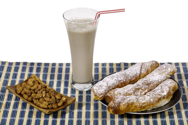 Horchata Tigernuts 和糖汁制成的饮料 来自瓦伦西亚的本地人 西班牙 这是一杯提神饮料 常伴有长薄包子叫 Fartons — 图库照片
