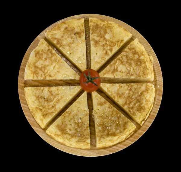 马铃薯西班牙煎蛋的三角形在一个黑色的板块孤立背景下 — 图库照片