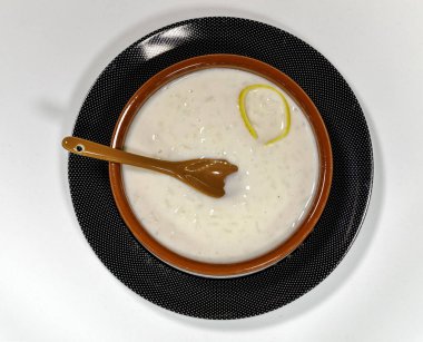 Sütlaç ve kaşık limon çizikler ile tabak