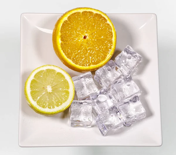 橙和柠檬冰块 饮料补充剂 — 图库照片
