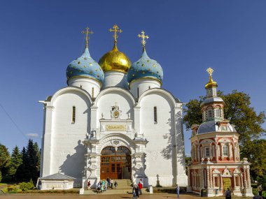 Sergiev Posad, Rusya Federasyonu - 14 Eylül 2018: Dormition varsayım katedral 1559 - 1585 yılında St Sergius Trinity Lavra insanlar