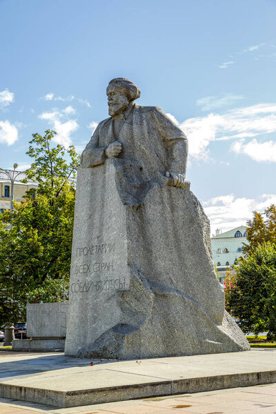 Москва, Россия - 13 сентября 2018 года: Памятник Карлу Марксу, стоящему напротив Большого театра, возле Театральной площади и станции метро, напротив площади Революции
