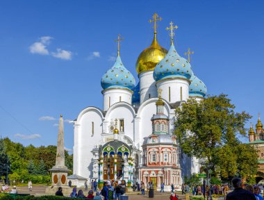 Sergiev Posad, Rusya Federasyonu - 14 Eylül 2018: Dormition varsayım katedral 1559 - 1585 yılında St Sergius Trinity Lavra insanlar
