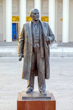 Moskova, Rusya - 15 Eylül 2018: Vladimir Lenin Pavyonu Central sergi başarıları, Ulusal Ekonomi (Fuar) Moskova'da üzerinde bir arka plan üzerine anıt 