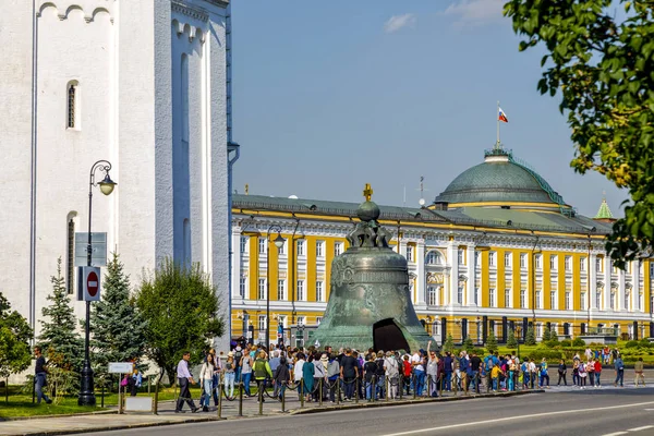 Moscow Russia September 2018 Tourists Visiting Kremlin Giant Bell Front — Stock Photo, Image
