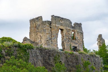 Coustaussa Kalesi, Coustaussa kasabasında yer almaktadır, Fransa.