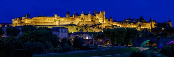 Megvilágított Carcassonne kastély éjjel, Carcassonne, Franciaország — Stock Fotó