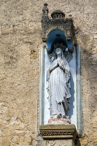 Kirche von rennes le chateau, Frankreich. Jungfrau von Fatima draußen — Stockfoto
