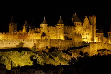 Geceleri ışıklı Carcassonne Kalesi, Carcassonne, Fransa