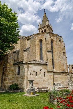 Aude, Fransa 'daki alet Les Bains 'in Fransız köy meydanında Aziz Andrew Kilisesi
