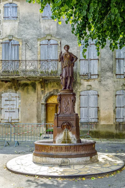 Άγαλμα στη γαλλική πλατεία του χωριού αλέ λε Μπαιν στην Όιντερ, Γαλλία — Φωτογραφία Αρχείου