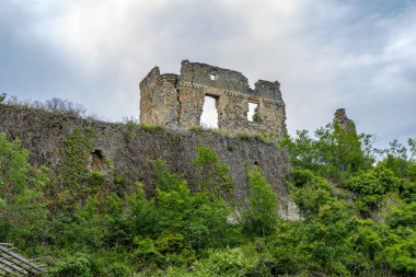 Coustaussa Kalesi, Coustaussa kasabasında yer almaktadır, Fransa.