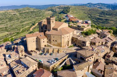 İspanyol kasabası Ujue (Baskça Uxue) ve 12. yüzyıl güçlendirilmiş kilisesi Navarre, İspanya