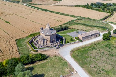 Santa Maria de Eunate, Santiago İspanya yolunda bulunan eski bir sekizgen kilise.