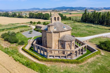 Santa Maria de Eunate, Santiago İspanya yolunda bulunan eski bir sekizgen kilise.