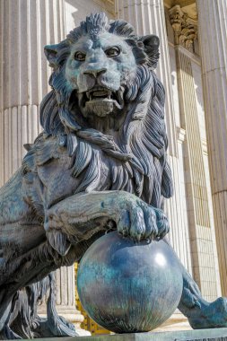 Madrid Milletvekilleri Kongresi 'ne aslan heykeli girişi İspanya hükümet binası