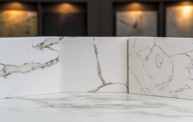 Mermer mutfak sayaç üstteki renk örneklerini Beyaz Carrara showroom içine bulanık arka planda daha fazla örnekleri ile 