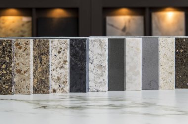 Carrara mermer sayaç üzerinde dizilmiş doğal taş granit, mermer ve kuvars mutfak tezgahı örnekleri yapılmış 