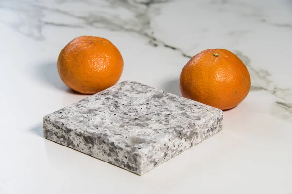 Marmorarbeitsplatte Mit Farbmuster Aus Granit Und Orangen Darauf — Stockfoto
