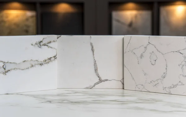 Mermer mutfak sayaç üstteki renk örneklerini Beyaz Carrara showroom içine bulanık arka planda daha fazla örnekleri ile 