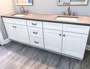 Modern banyo ahşap Beyaz Kuvars sayaç, dikdörtgen lavabo ve musluk ile dolap. Seramik zemin