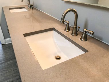 Banyo vanity kuvars tezgah beyaz dikdörtgen lavabo ve krom musluk ile