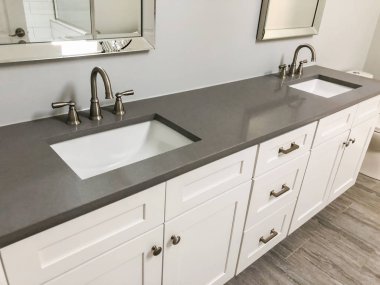 Kuvars tezgah ve beyaz dikdörtgen lavabo ve krom musluk banyo vanity beyaz kabinleri. Seramik zemin