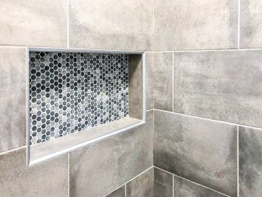Modern banyo duvar porselen karo gri renk tonu ile şampuan ve sabun için özel dekoratif dikdörtgen duvar niş içinde