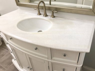 Banyo ahşap beyaz mermer sayaç, oval lavabo ve musluk ile dolap