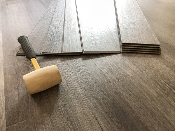Luxury Vinyl Plank Laminate Flooring Concept Worker Preparing New Floor — Stock Photo, Image