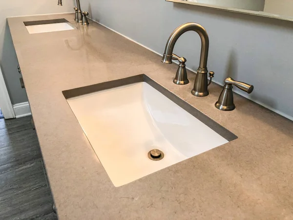 Banyo vanity kuvars tezgah beyaz dikdörtgen lavabo ve krom musluk ile