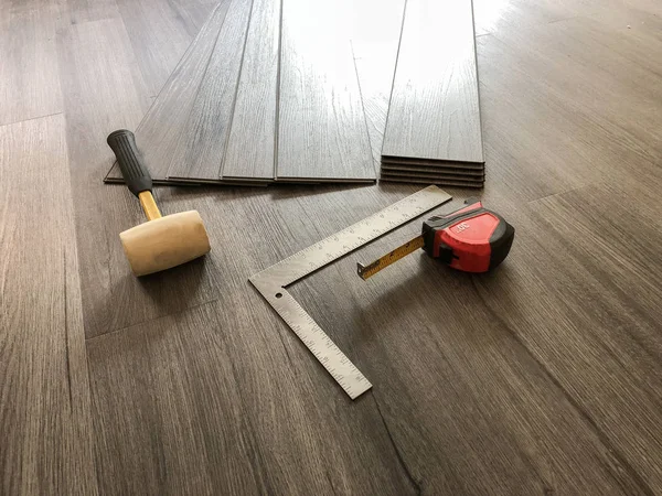 Luxury Vinyl Plank Laminate Flooring Concept Worker Preparing New Floor — Stock Photo, Image
