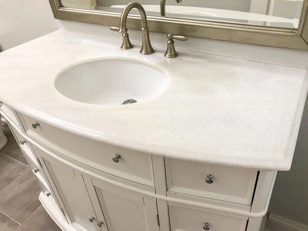 Banyo ahşap beyaz mermer sayaç, oval lavabo ve musluk ile dolap