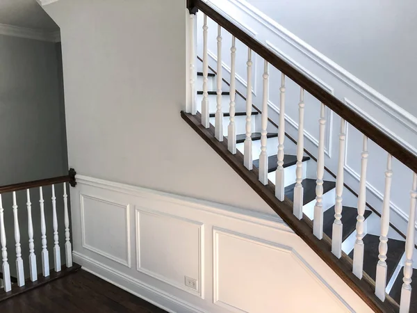 Escadas Com Corrimão Branco Marrom — Fotografia de Stock
